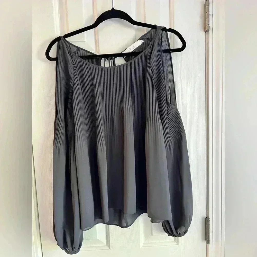 ASTR The Label Gray Cold Shoulder Shirt With Pleated Detail Size XS